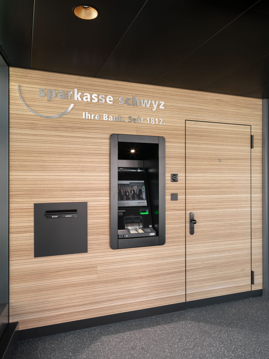 Marty Architektur Sparkasse Schwyz Goldau B0005592 czuerrer fotografie klein